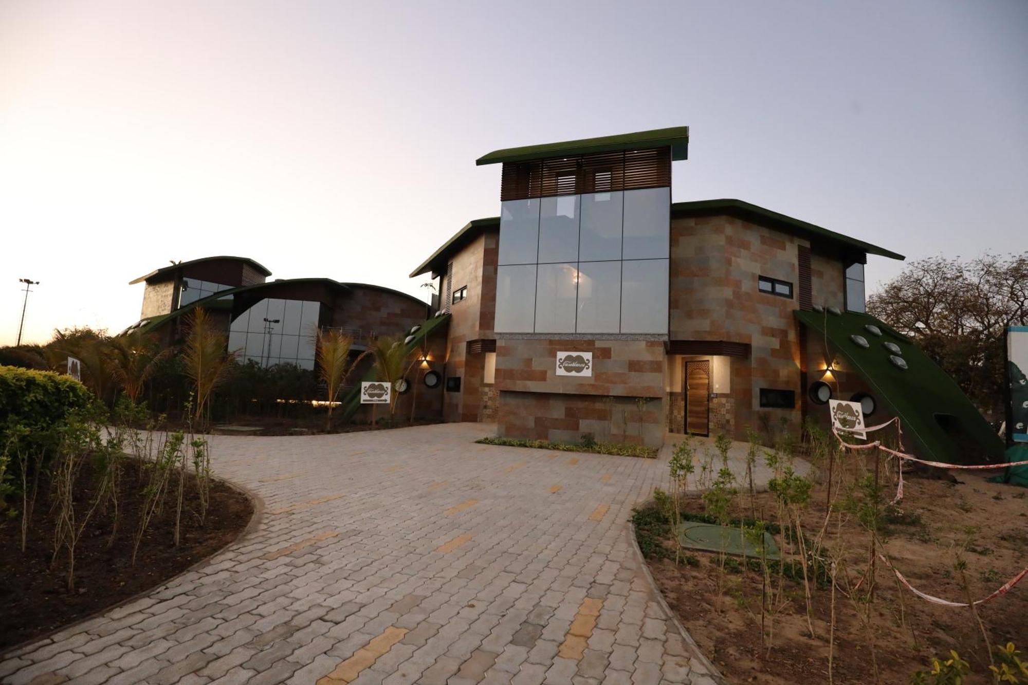 Neonz Resort & Club Anand Exterior photo